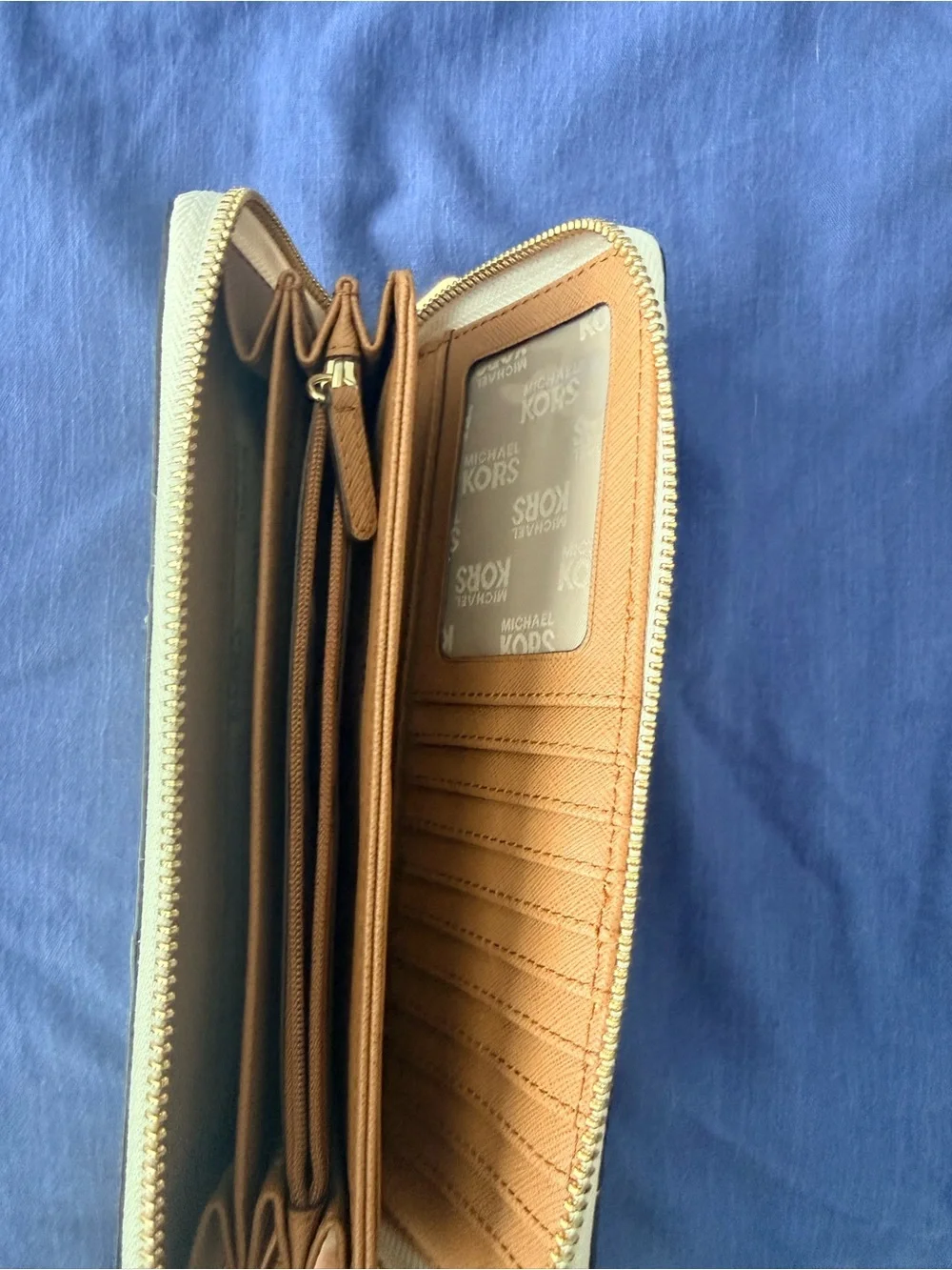 Michael Kors Outlet White and Gold Signature Zip Wallet